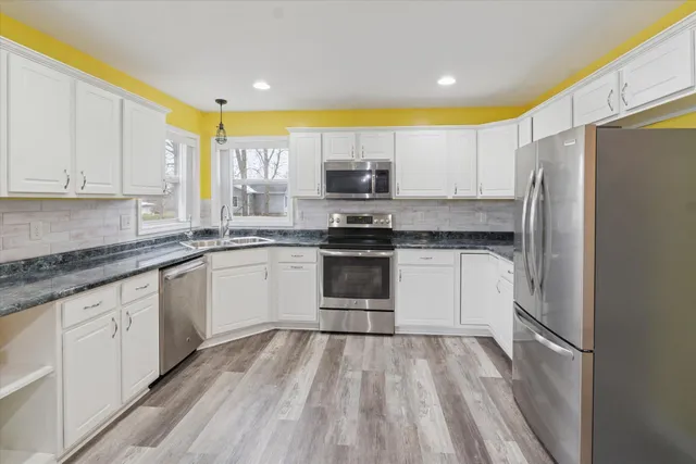 $419,900 | 13891 Fox Ridge Lane, Allenton, MI 48002