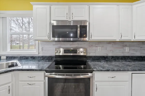 $419,900 | 13891 Fox Ridge Lane, Allenton, MI 48002