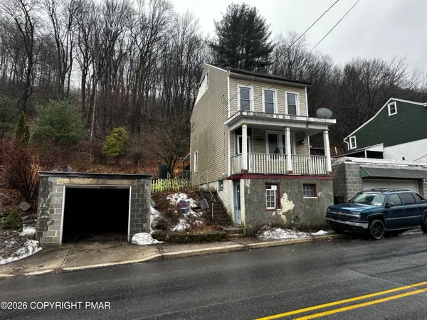 a view of a car park in front of house