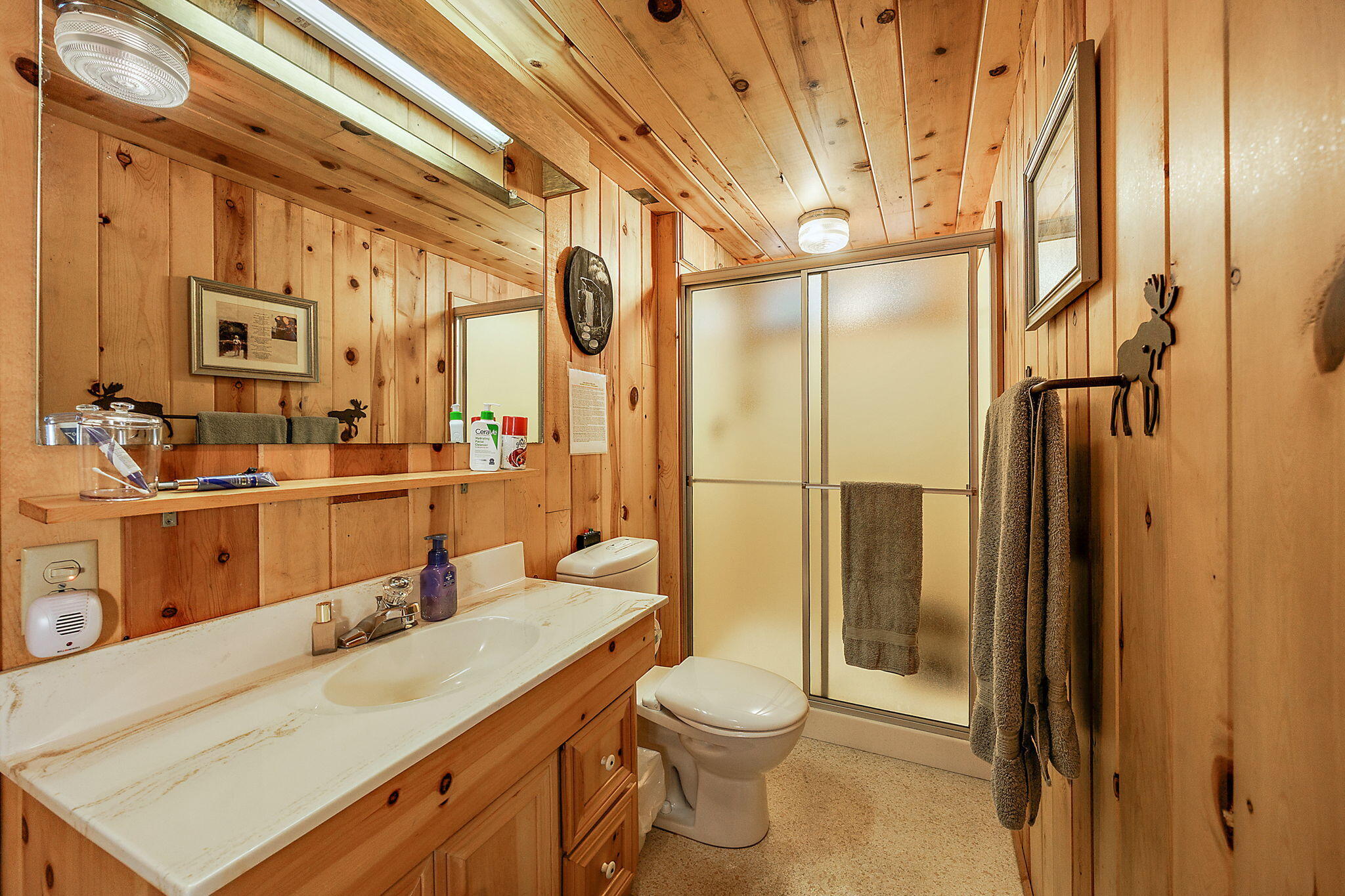 2 Block 0 Lake Klamath Falls, OR 97601 - Photo 35 of 43 Jack and Jill Bathroom