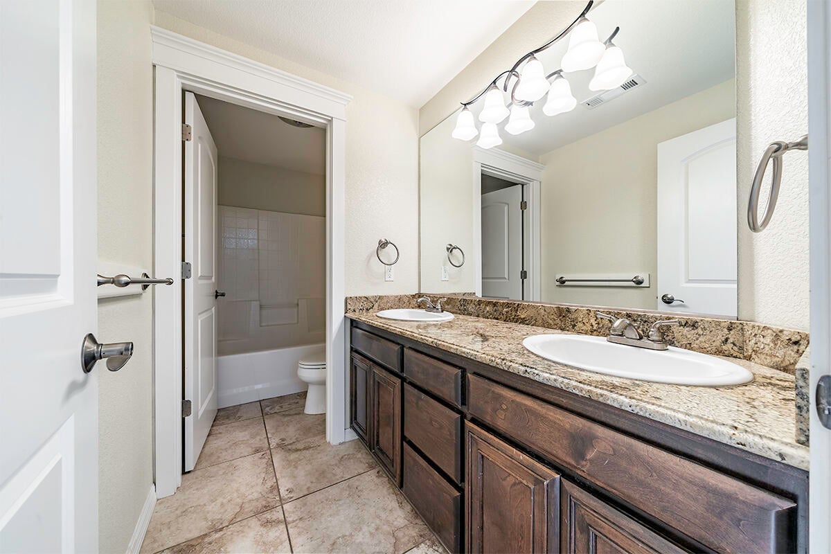 4201 Falcon Ridge Terrace Medford, OR 97504 - Photo 32 of 44 Upstairs Bathroom 2