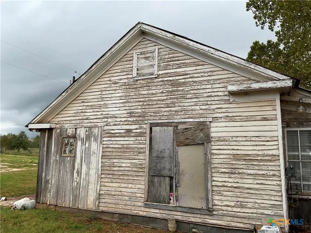a view of a house with backyard