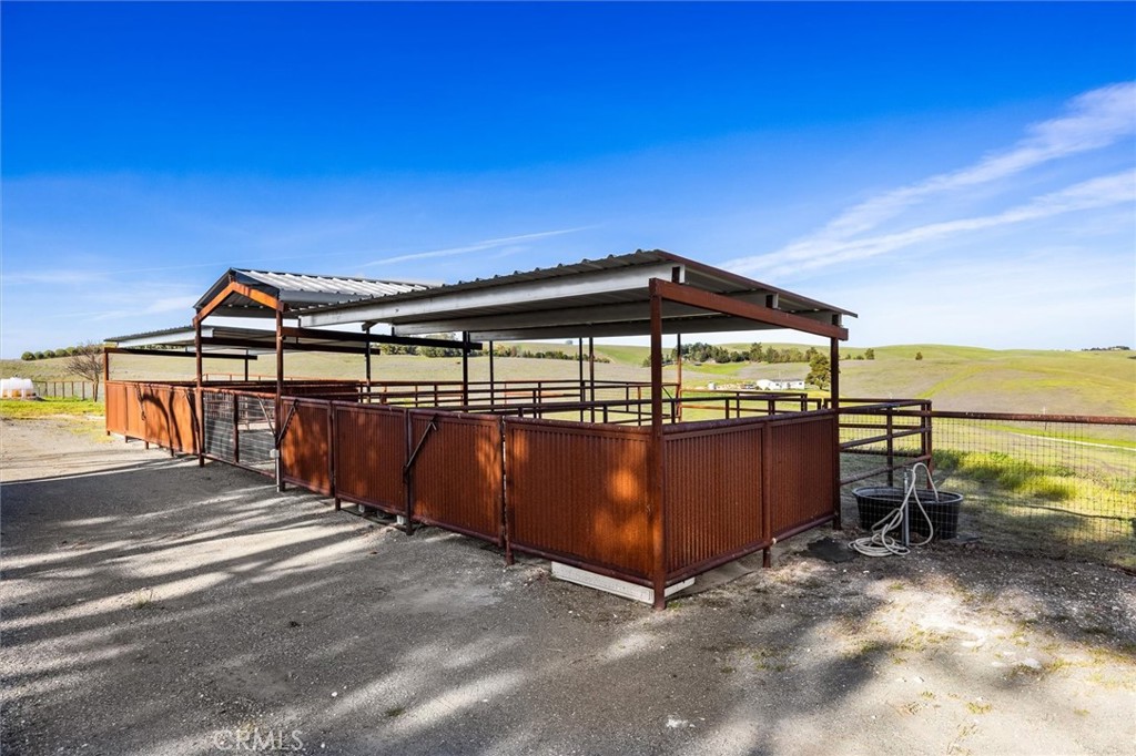 7491 Kingsbury Road Templeton, CA 93465 - Photo 28 of 53 Pipe 4 Stall Horse Barn