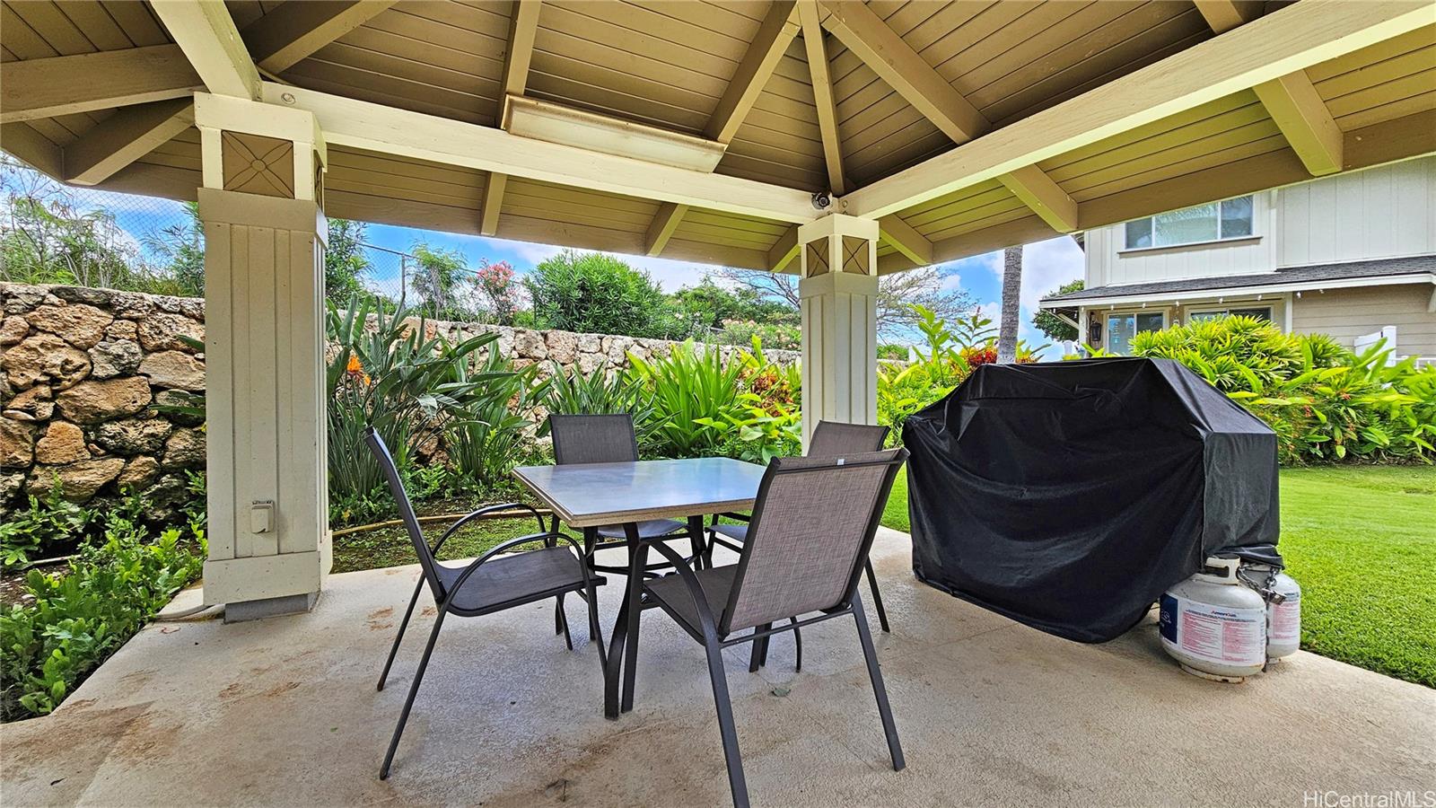92-1490 Ali'inui Drive, Unit 803 Kapolei, HI 96707 - Photo 20 of 20 a view of an outdoor sitting area