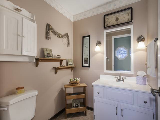 2N555 Beith Road Elburn, IL 60119 - Photo 15 of 22 a bathroom with a toilet a sink and mirror