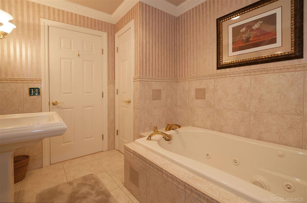 1010 North Renaud Road Grosse Pointe, MI 48236 - Photo 35 of 61 31344418-34.JPG
