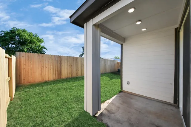 a front view of house with yard