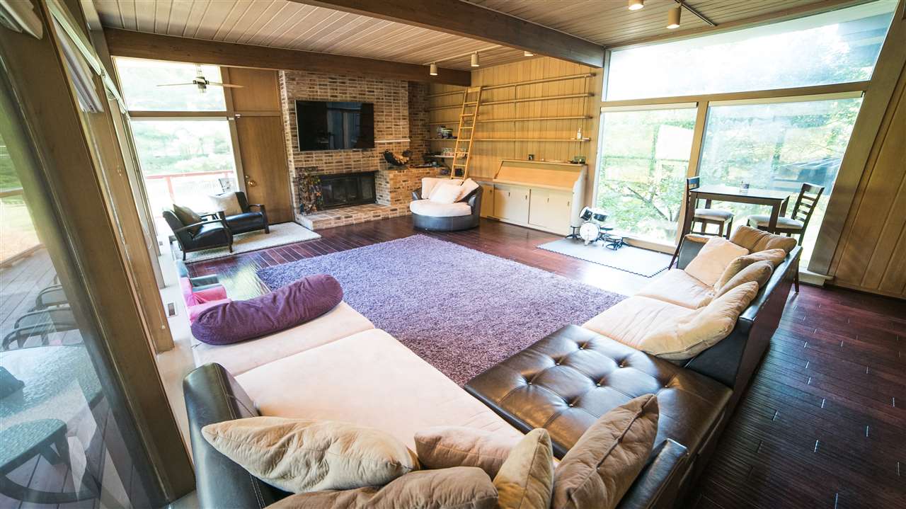 3802 Brookview Road Rockford, IL 61107 - Photo 5 of 25 a living room with furniture and wooden floor