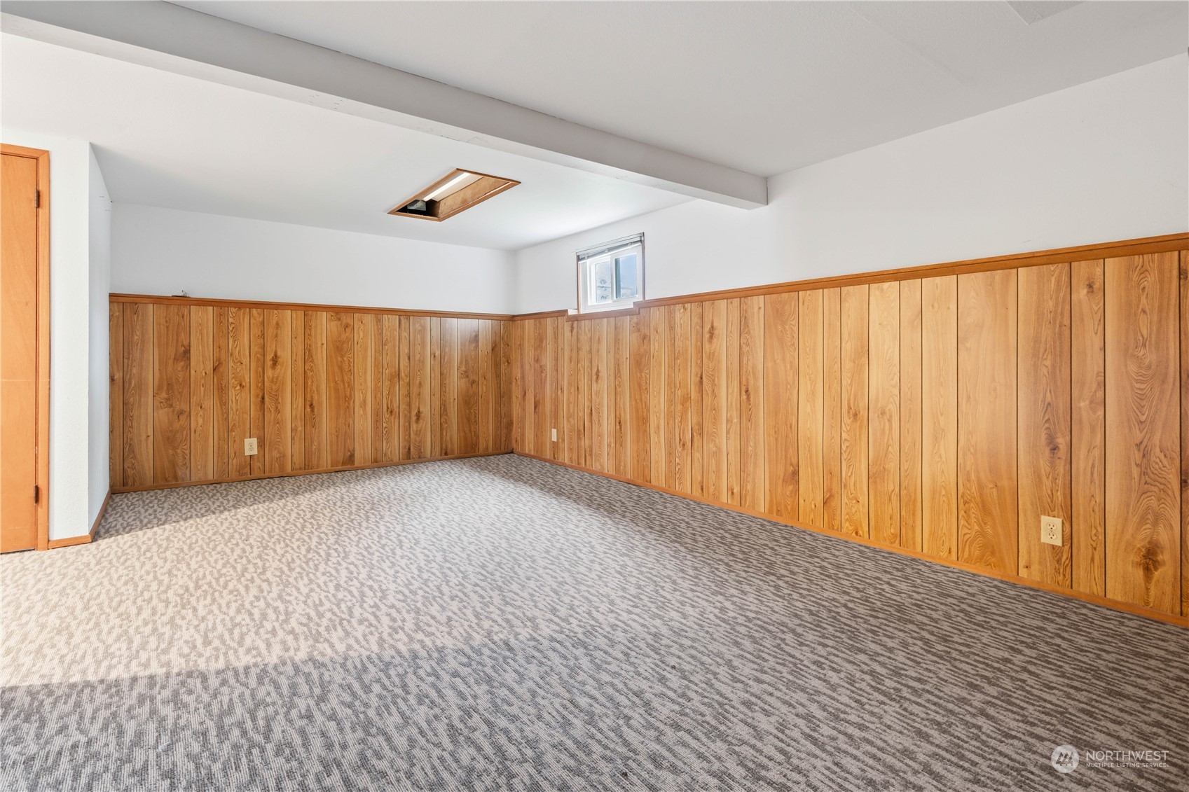 408 Shattuck Avenue South Renton, WA 98057 - Photo 9 of 24 a view of an empty room with a window