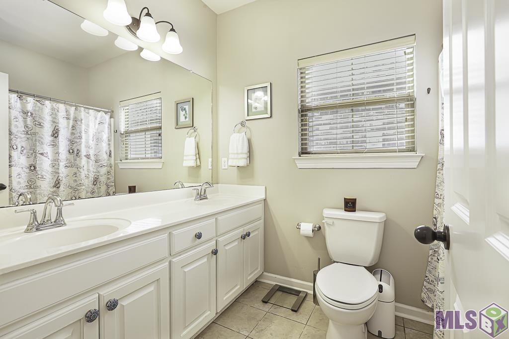 721 Hudson's Way Baton Rouge, LA 70810 - Photo 19 of 25 Hall Bathroom