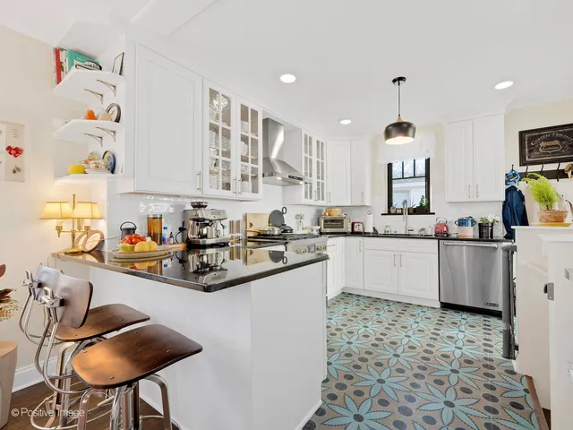 $3,700 | 318 Bluff Avenue, La Grange, IL 60525