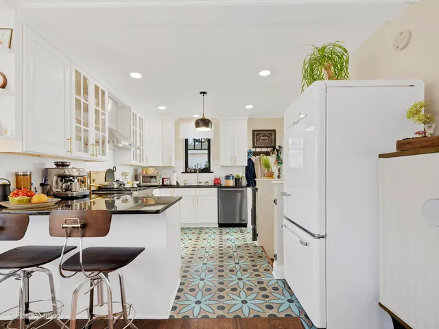 $3,700 | 318 Bluff Avenue, La Grange, IL 60525