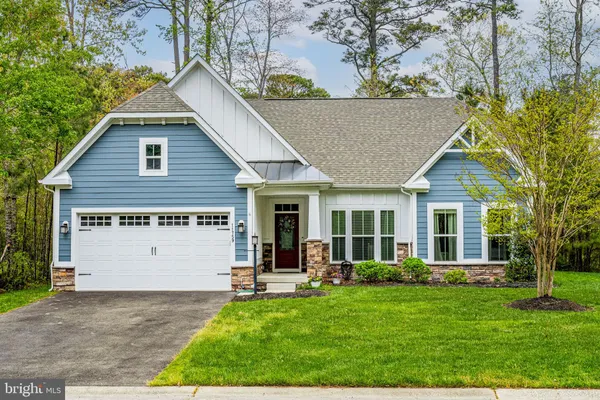 a view of a house with backyard and garden