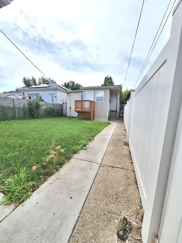 $2,300 | 2121 North Marmora Avenue, Chicago, IL 60639