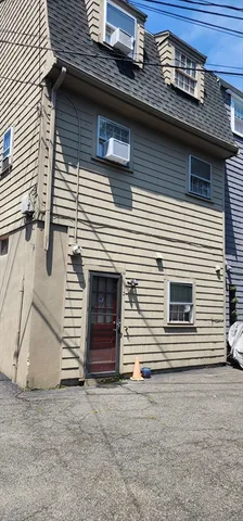 a view of a house and a garage