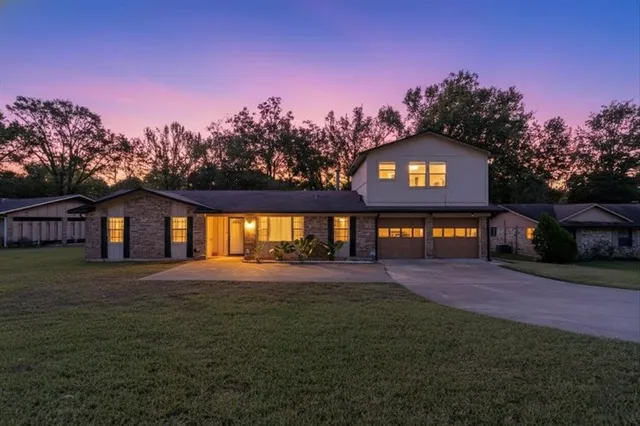 a view of a house with a yard