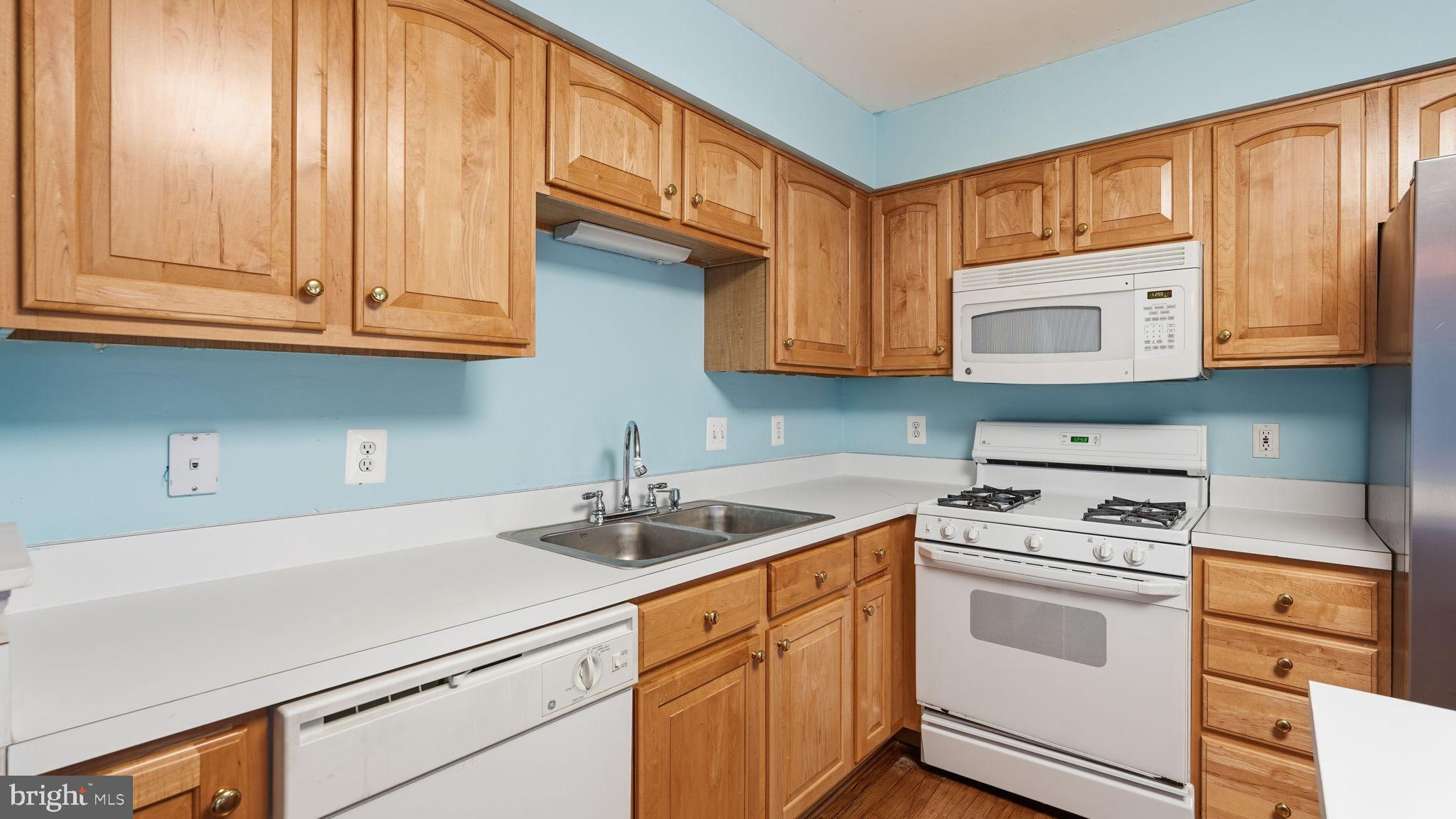 14431 Colonel Wood Road Gainesville, VA 20155 - Photo 15 of 37 a kitchen with stainless steel appliances granite countertop a sink a stove and cabinets