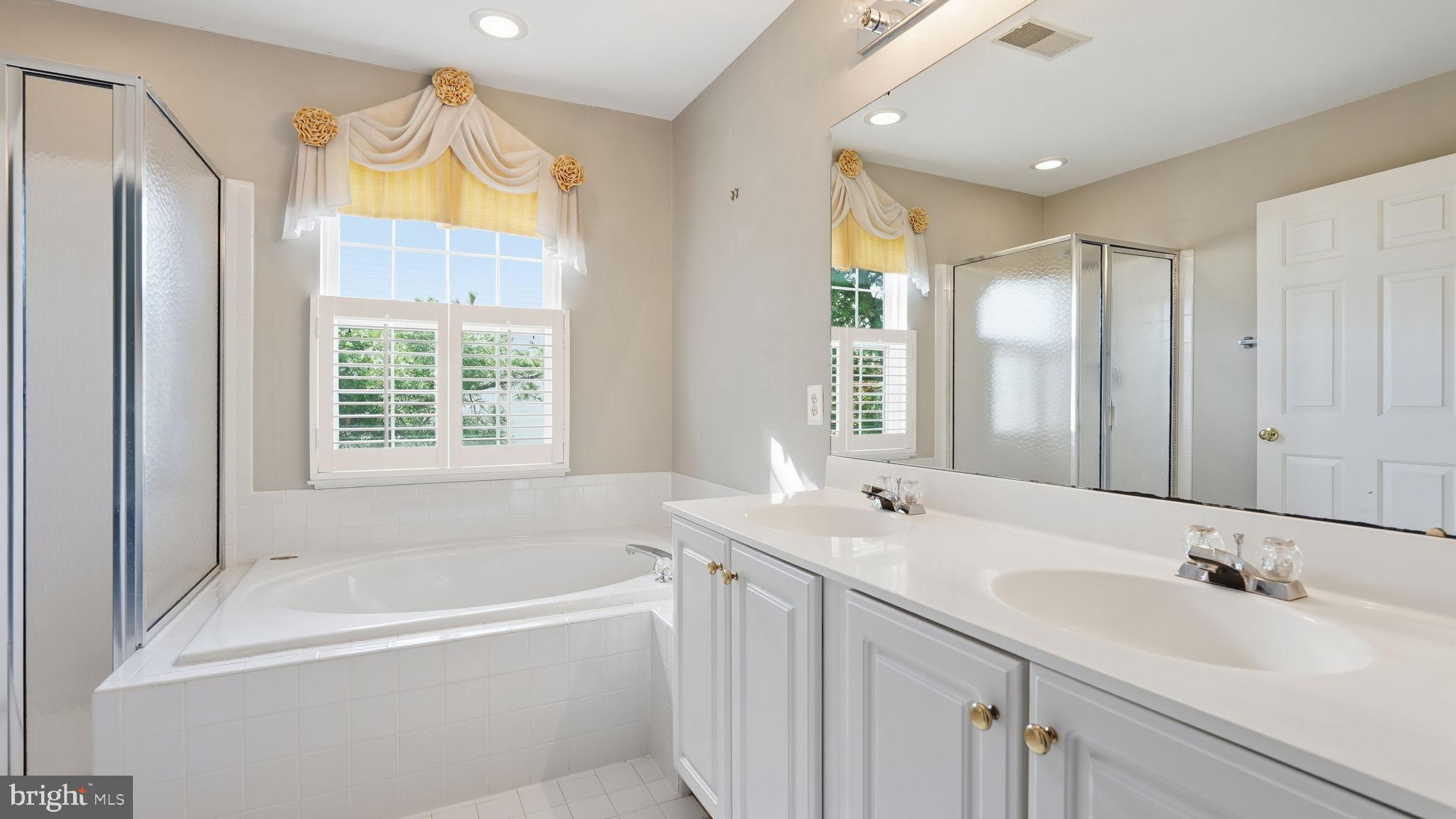 14431 Colonel Wood Road Gainesville, VA 20155 - Photo 28 of 37 a bathroom with a tub sink and mirror