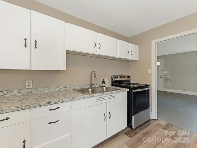 $949,900 | 1301 South Kings Drive, Charlotte, NC 28207