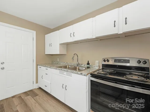 $949,900 | 1301 South Kings Drive, Charlotte, NC 28207