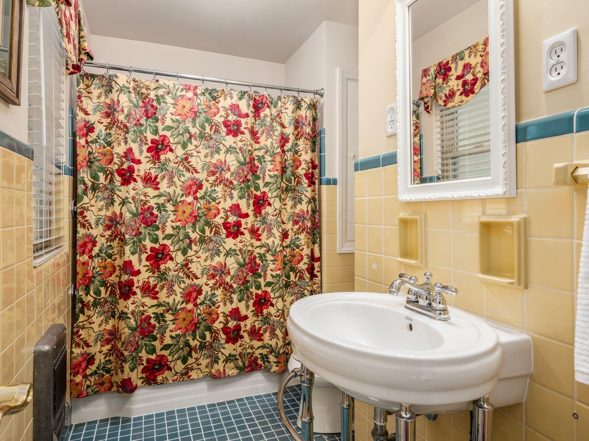 363 South Kellner Road Columbus, OH 43209 - Photo 29 of 72 First Floor Full Bathroom