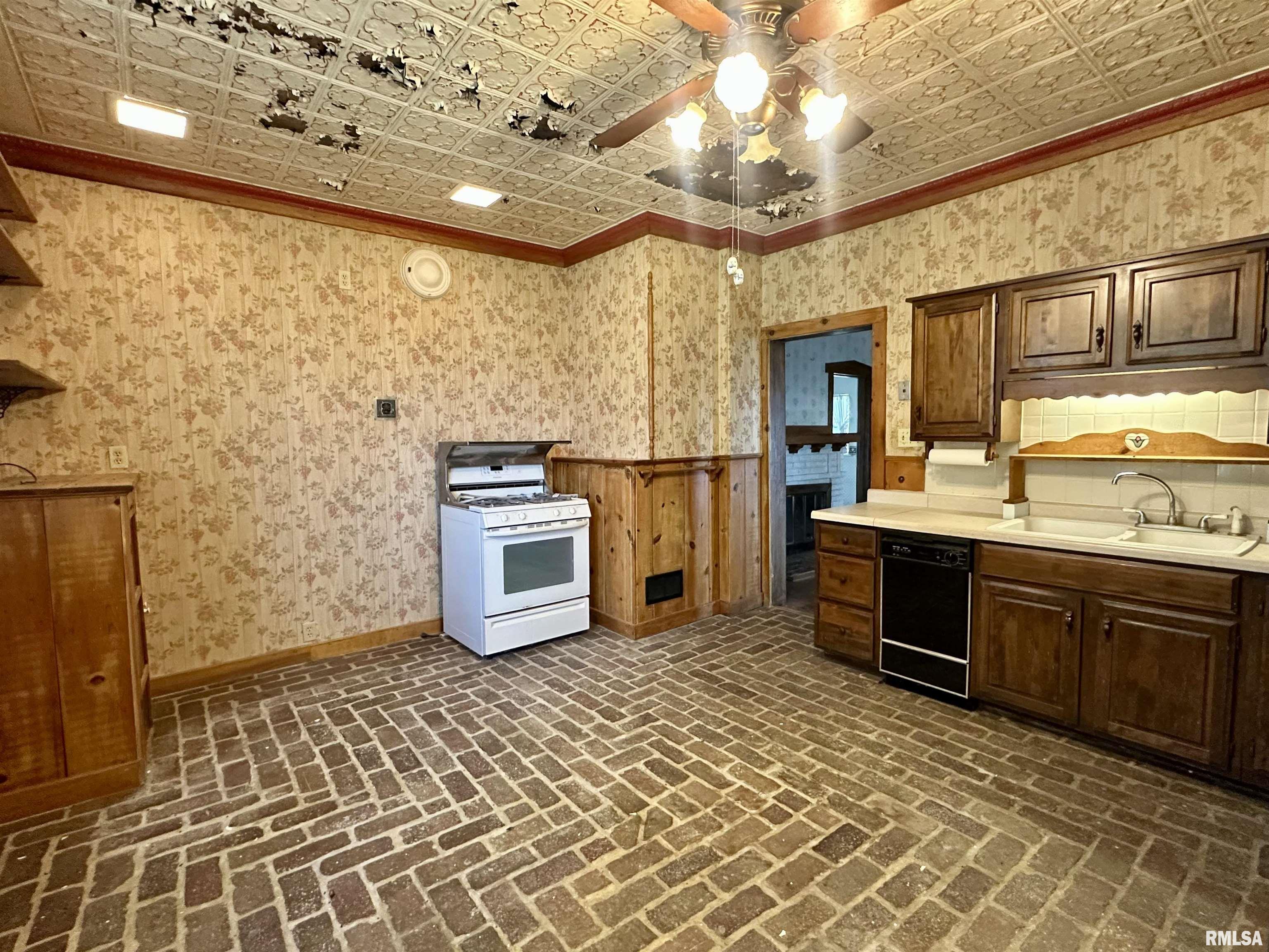 206 32nd Avenue North Clinton, IA 52732 - Photo 15 of 29