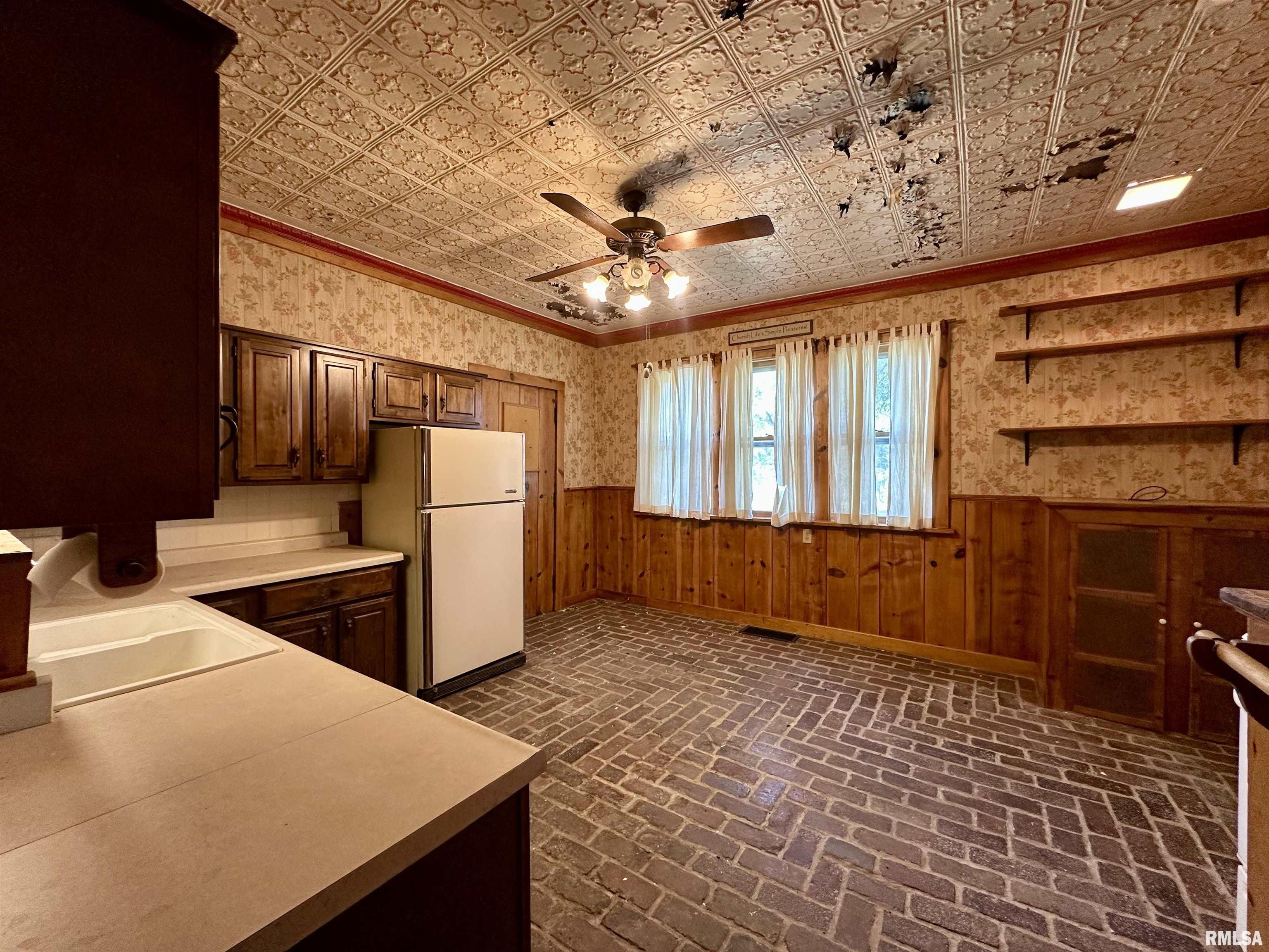 206 32nd Avenue North Clinton, IA 52732 - Photo 16 of 29