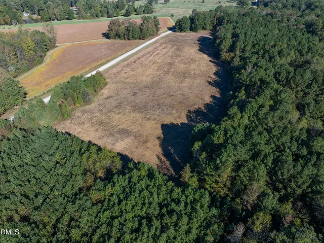 a view of a yard in a yard
