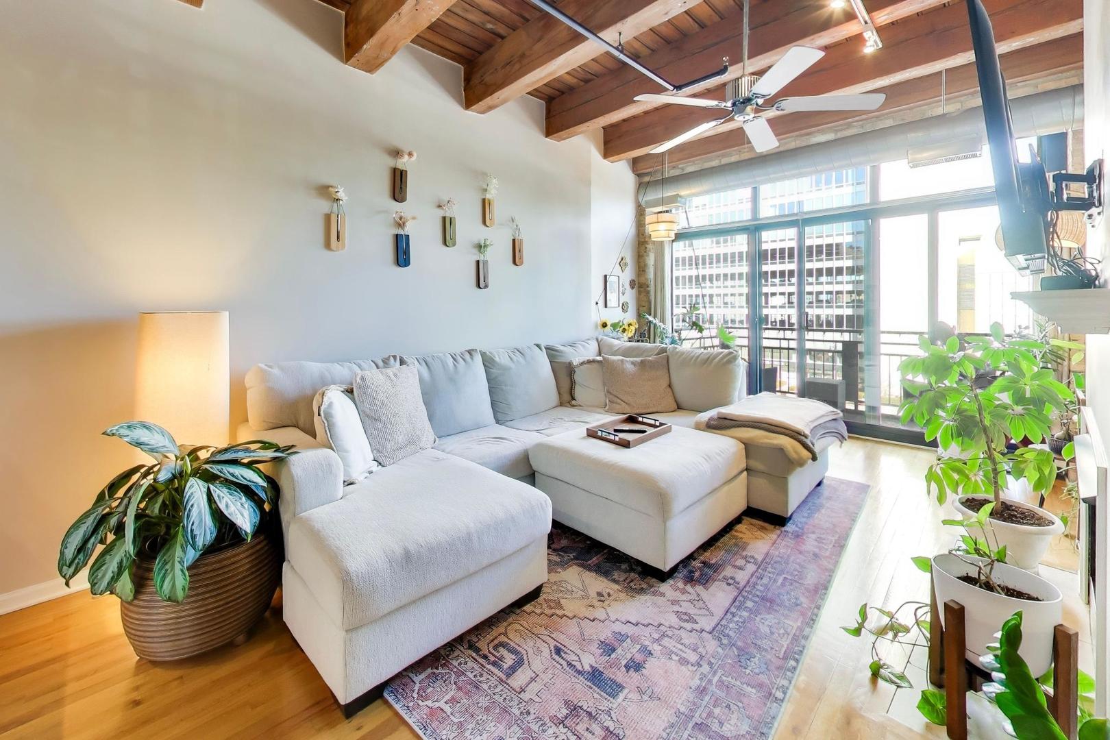 520 West Huron Street, Unit 409 Chicago, IL 60654 - Photo 2 of 35