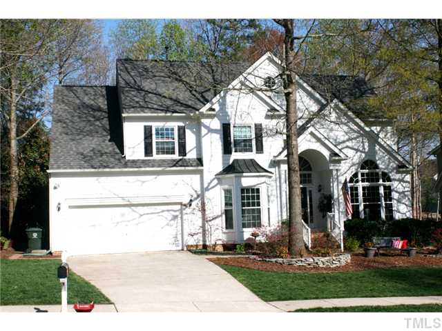 Beautiful home in Alyson Pond. Lovely landscaping in front and back. Flat and private yard just around the corner from the neighborhood pool, tennis courts, clubhouse and pond.