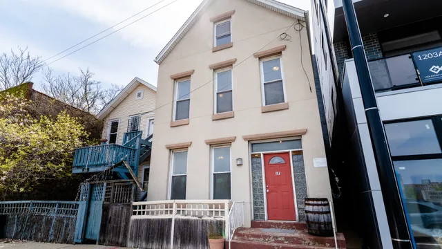 $2,200 | 942 North Elston Avenue, Unit 2R, Chicago, IL 60642