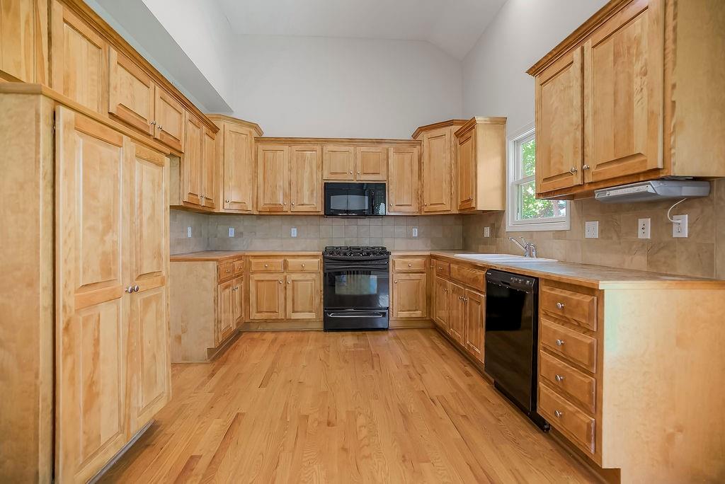 6910 Roundtree Street Shawnee, KS 66226 - Photo 7 of 35