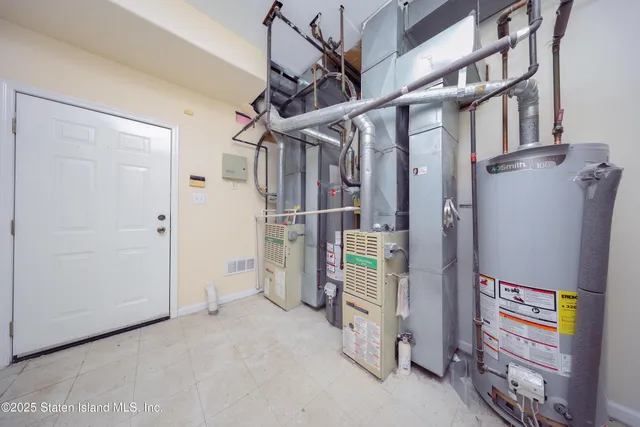 a view of entryway with furniture