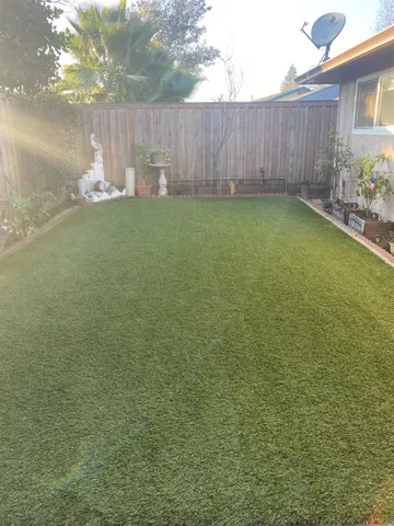 a view of a backyard