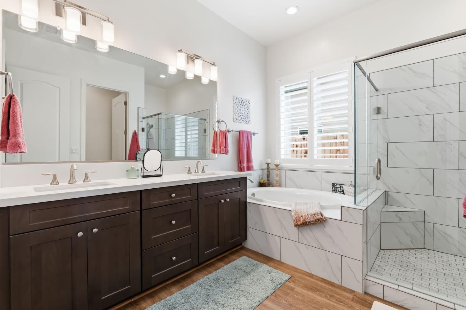 2100 Azalea Street Kingsburg, CA 93631 - Photo 4 of 54 a spacious bathroom with a double vanity sink mirror and bathtub