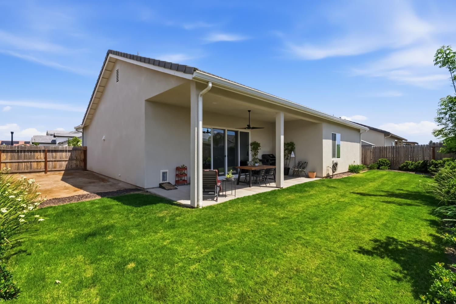 2100 Azalea Street Kingsburg, CA 93631 - Photo 5 of 54 a view of a house with backyard and porch