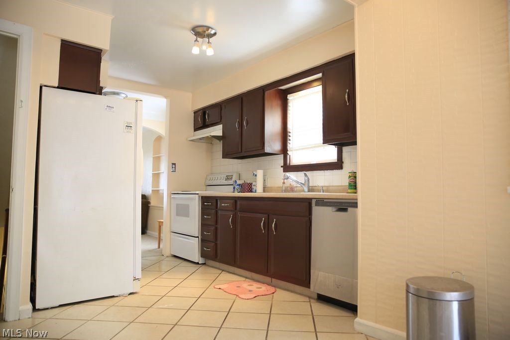 4198 Lambert Road Cleveland, OH 44121 - Photo 6 of 22