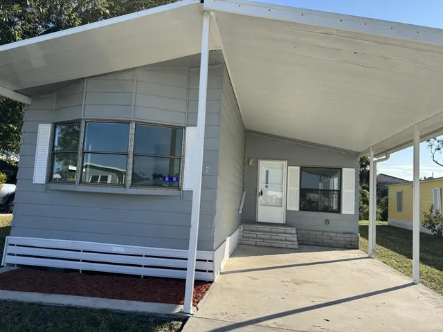 a view of the entryway of the house