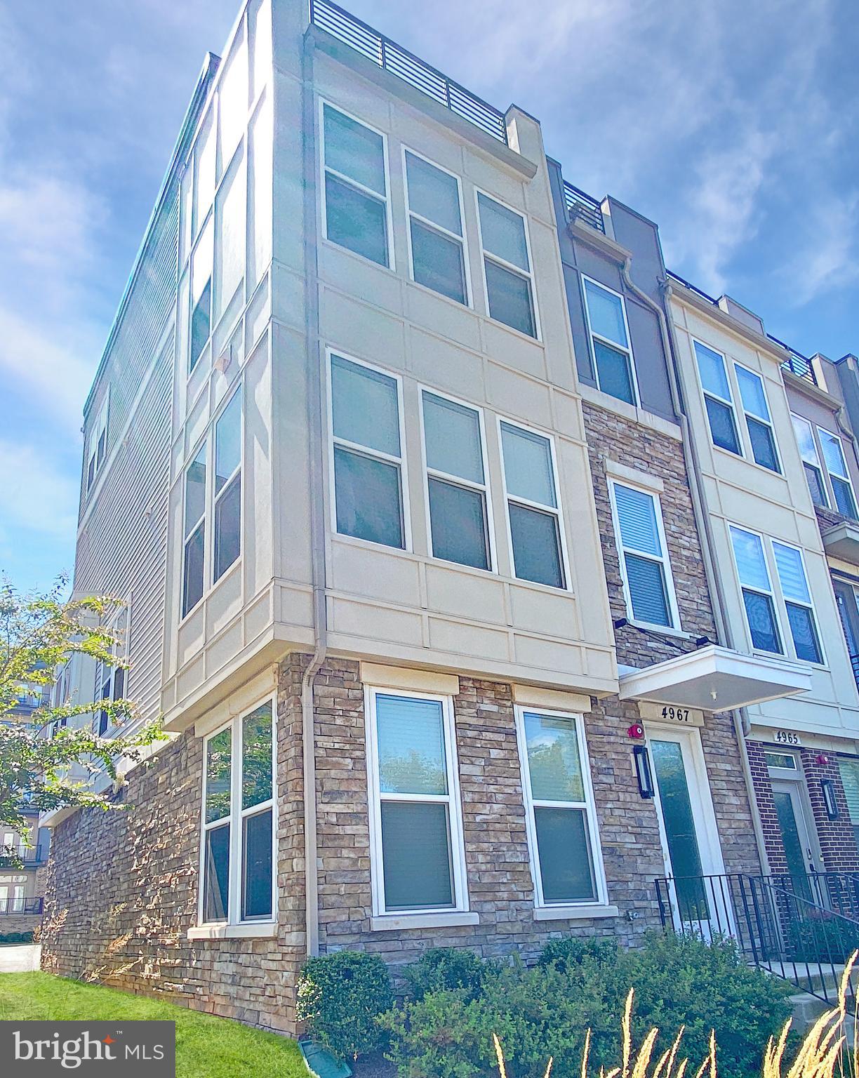 4967 Lakeside Crossing Chantilly, VA 20151 - Photo 12 of 45 a view of a building