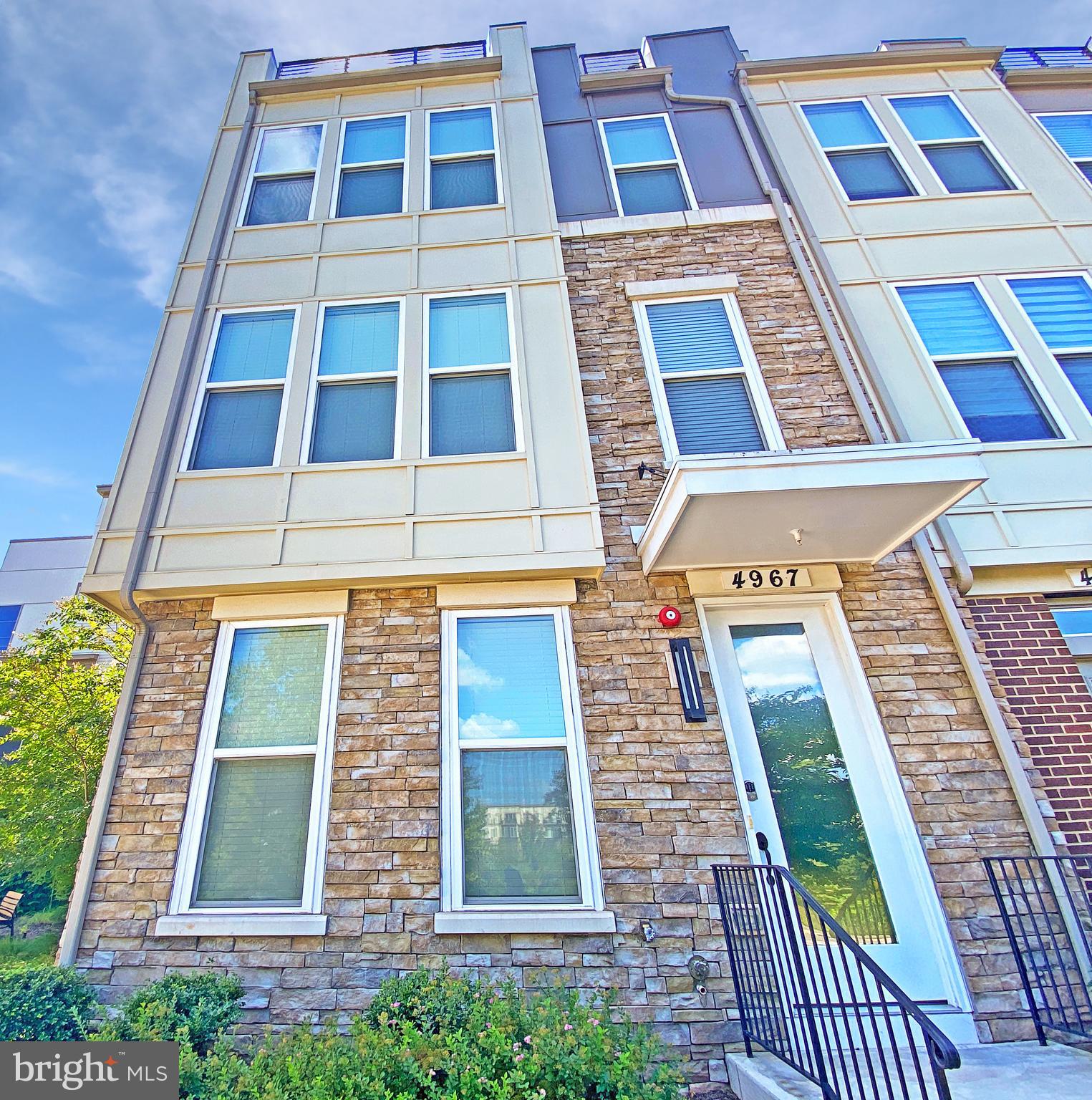 4967 Lakeside Crossing Chantilly, VA 20151 - Photo 39 of 45 a front view of a multi story residential apartment building