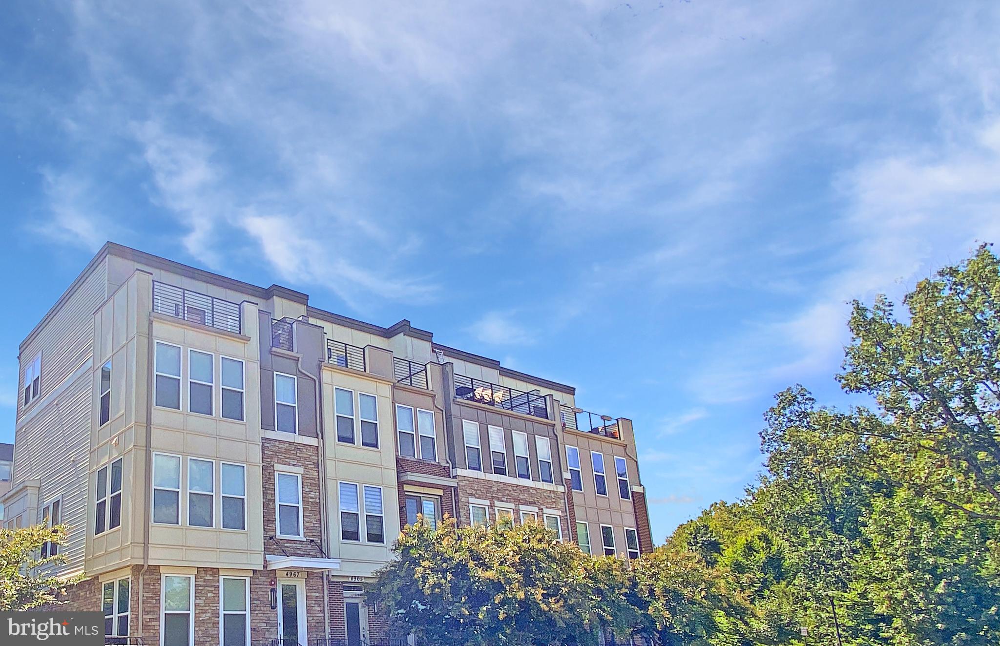 4967 Lakeside Crossing Chantilly, VA 20151 - Photo 40 of 45 a front view of a building