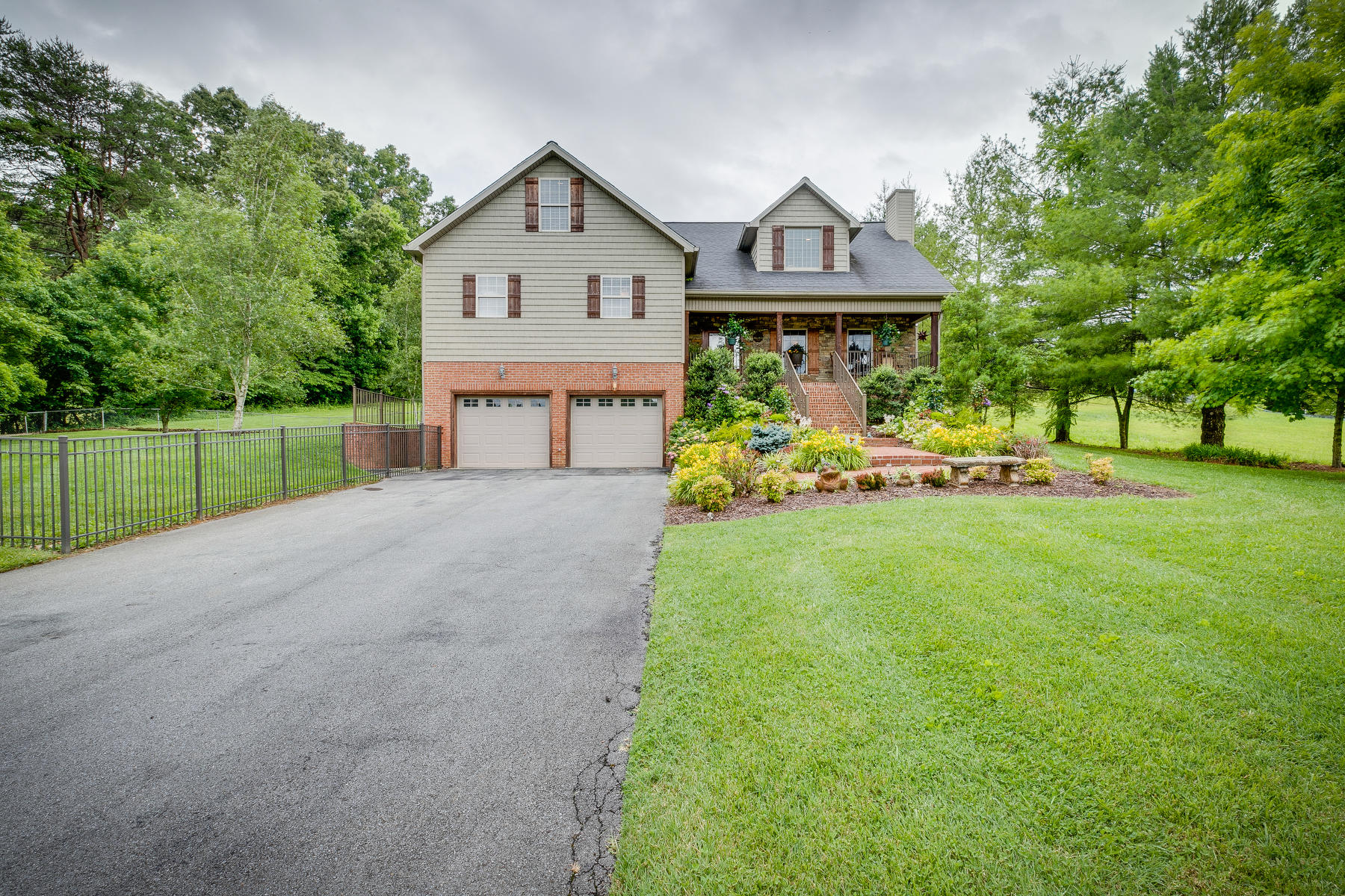1818 Lone Oak Road Johnson City, TN 37604 - Photo 2 of 76 002