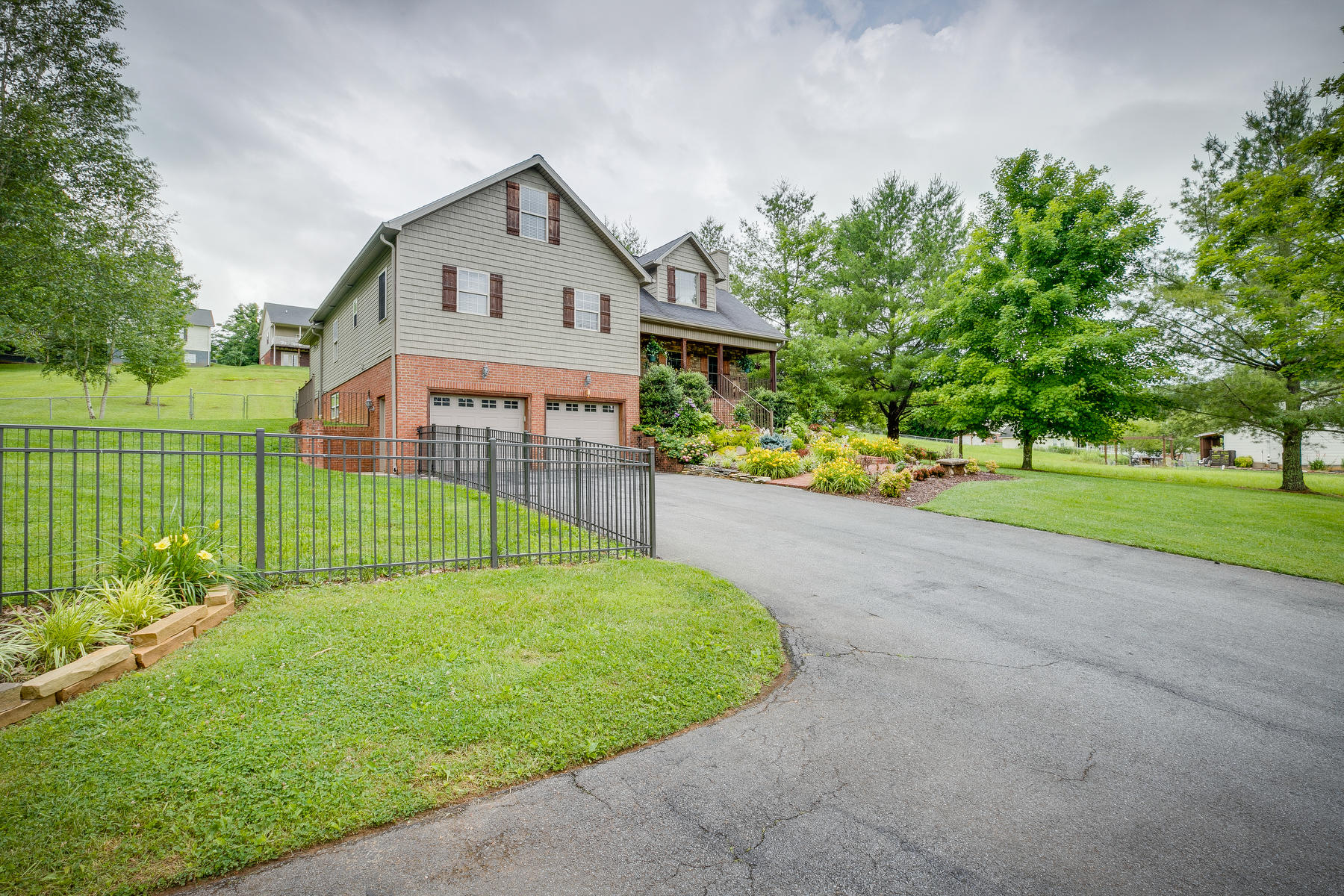 1818 Lone Oak Road Johnson City, TN 37604 - Photo 3 of 76 003