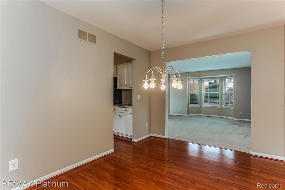 4327 Ridge Court Pinckney, MI 48169 - Photo 6 of 36 012-Dining_Room-3403320-medium.jpg