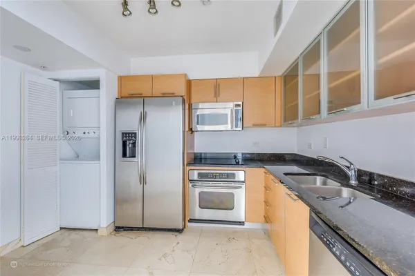 $3,900 | 31 Southeast 5th Street, Unit 2708, Miami, FL 33131