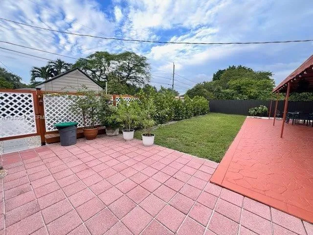 a view of a backyard