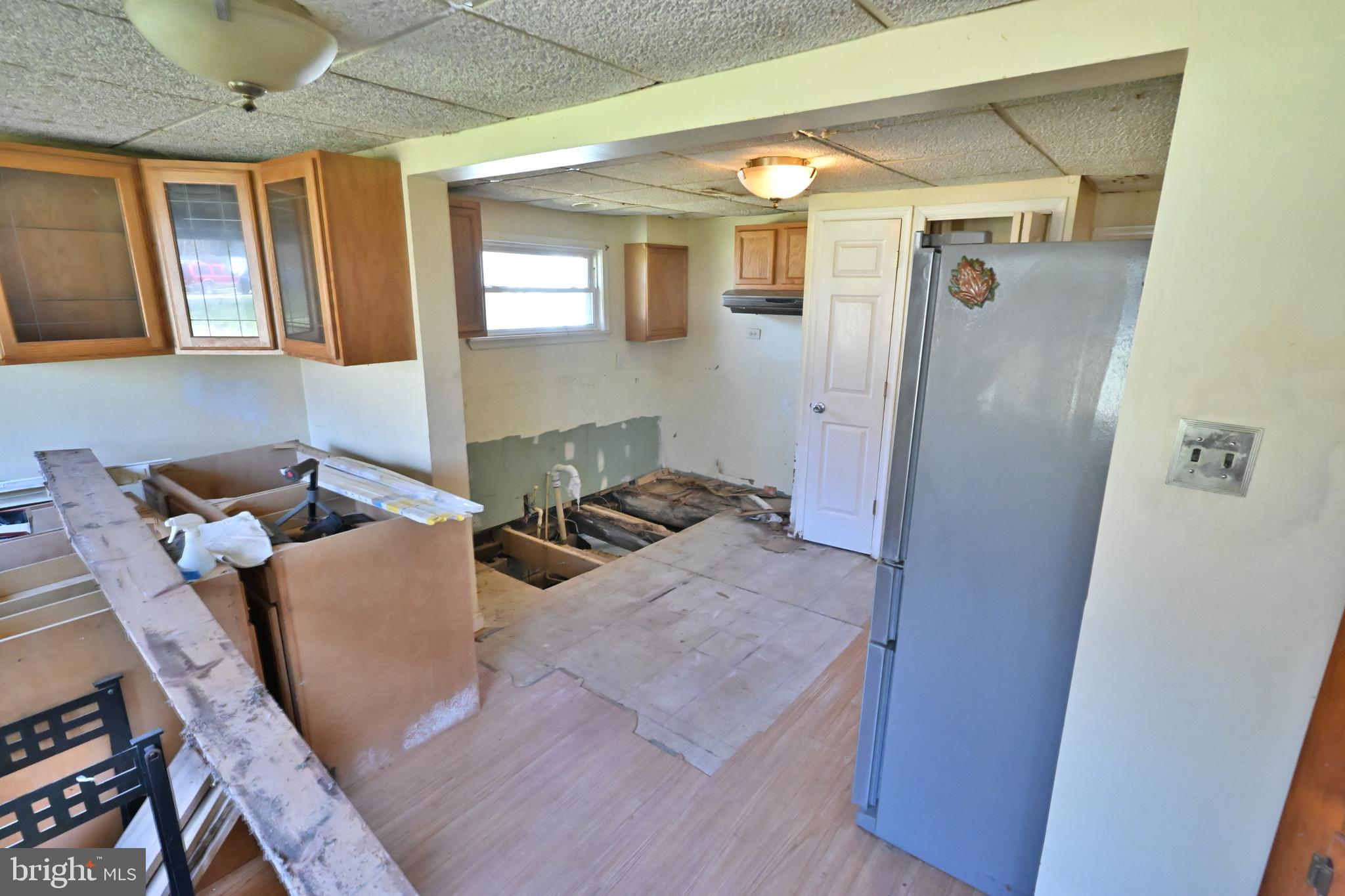 109 Hughes Shore Road Baltimore, MD 21220 - Photo 22 of 43 a living room with furniture and a gate