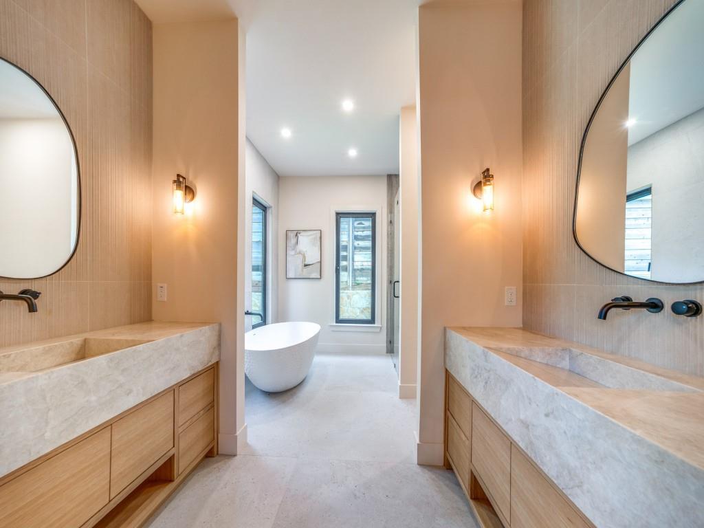 1622 Sylvan Avenue Dallas, TX 75208 - Photo 11 of 24 Shower and separate Tub