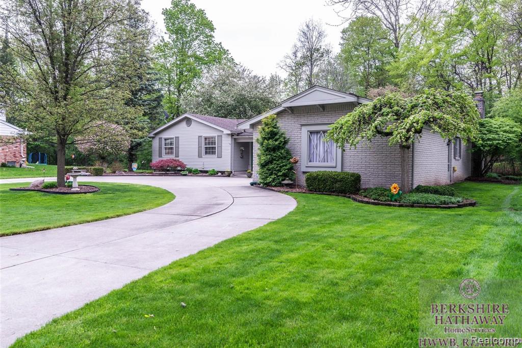 25233 Wykeshire Road Farmington Hills, MI 48336 - Photo 3 of 45