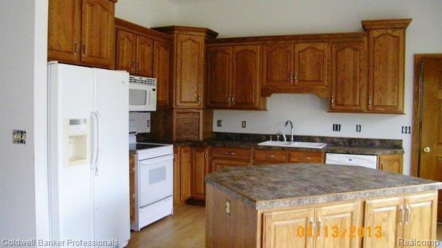 4884 West Oregon Road Lapeer, MI 48446 - Photo 4 of 11 100_4241.jpg